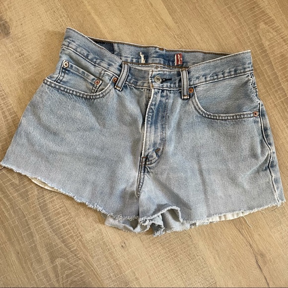 🔴Levis cutoffs, size 31